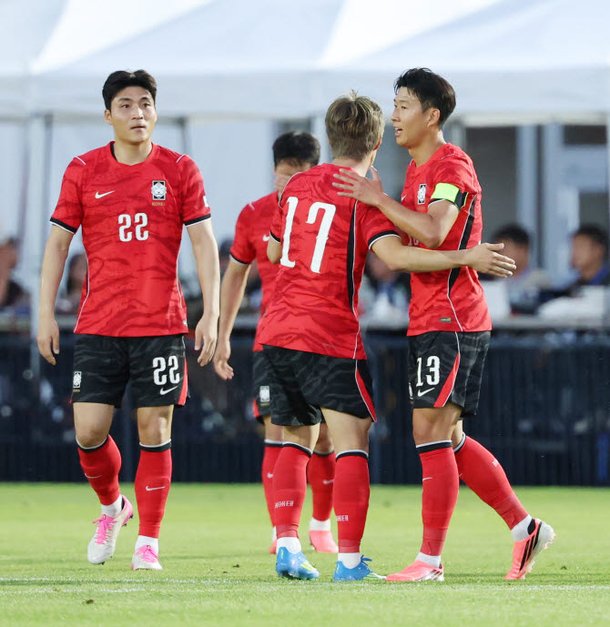 "한국, 조 2위 통과할 것…체코전 측면 수비 신경 써야"
