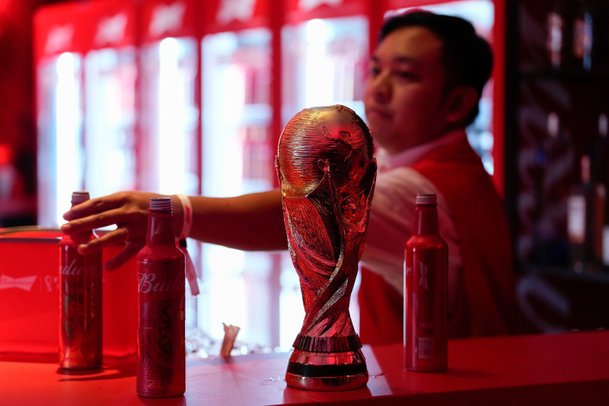 "팬 안전보다 음료 판매 수익이 우선?" FIFA 생수병 반입 금지 논란…내부서도 '상업적 결정' 우려 제기