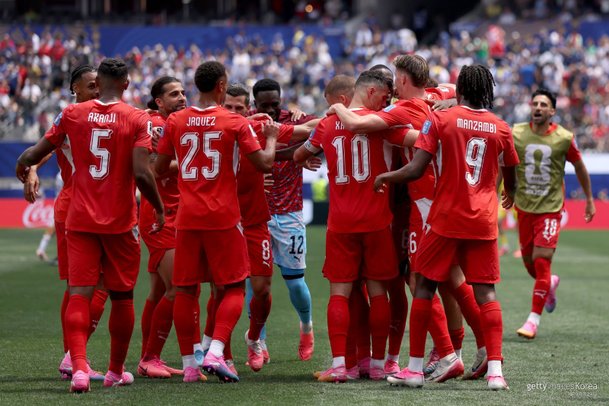 '만잠비 멀티골 폭발' 스위스, 보스니아 4-1 대파→ 'B조 1위 유력'